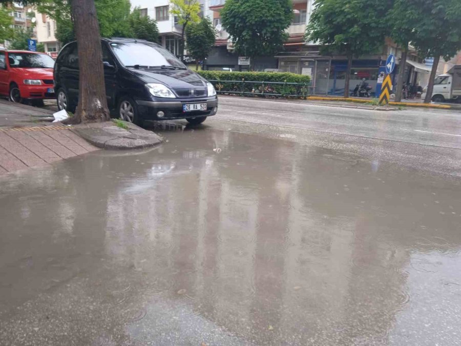 Engelli Rampasının Önündeki Su Birikintisi Vatandaşlara Zor Anlar Yaşattı