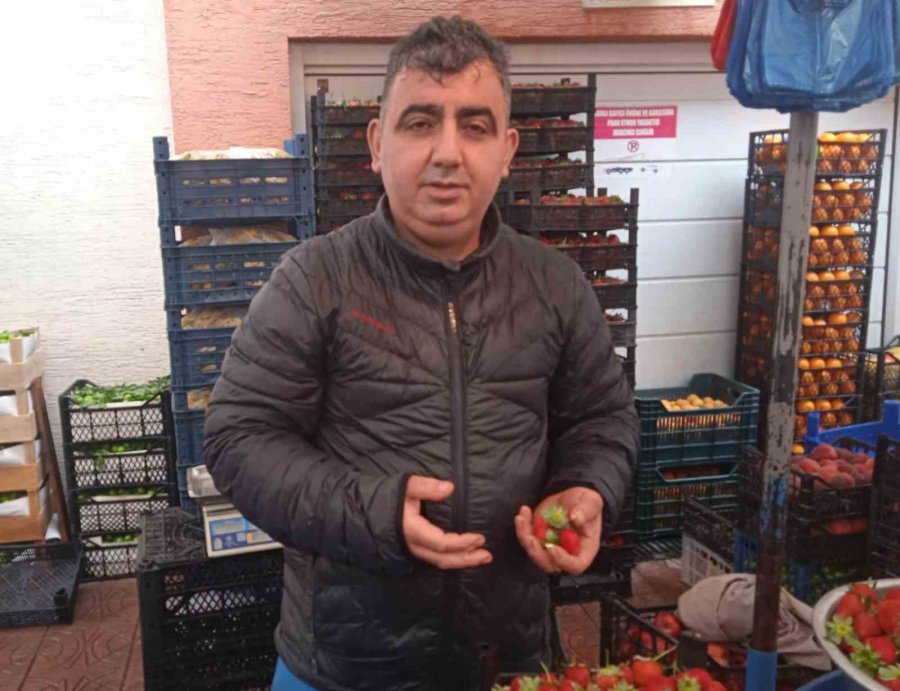 Aşırı Yağışlar Tezgahlardaki Meyve Ve Sebzeyi Etkiliyor