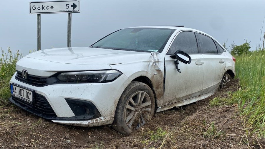 Otomobil Tarlaya Düştü: 3 Yaralı