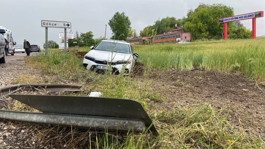 Otomobil Tarlaya Düştü: 3 Yaralı