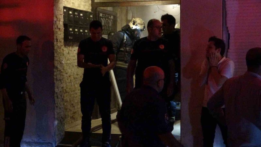 Antalya’da Yangın Paniği: Mahsur Kalan Genç Kapının Kilidi Kırılarak Kurtarıldı