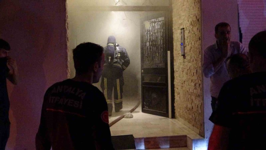 Antalya’da Yangın Paniği: Mahsur Kalan Genç Kapının Kilidi Kırılarak Kurtarıldı