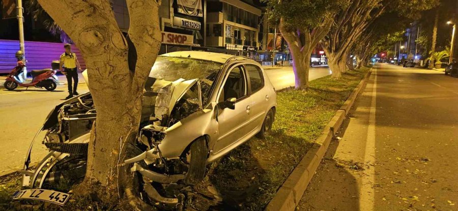 Kontrolden Çıkan Otomobil, Ağaca Çarparak Durabildi