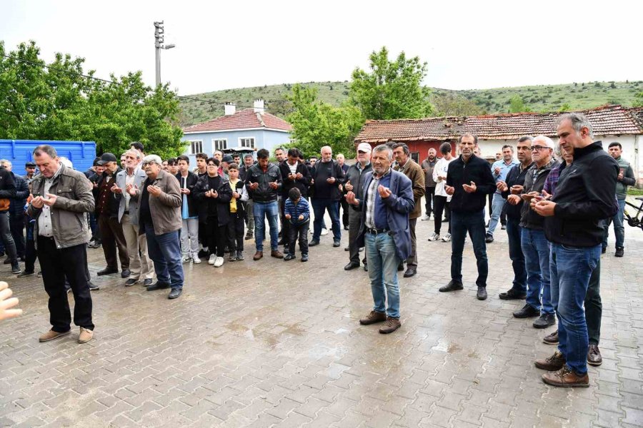 Başkan Ataç Yağmur Dualarında Vatandaşla Buluştu