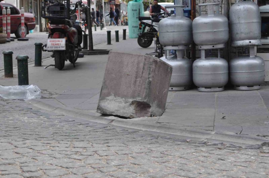 Ara Sokaklarda Trafik Kurallarına Uymayan Sürücüler Tehlike Saçıyor