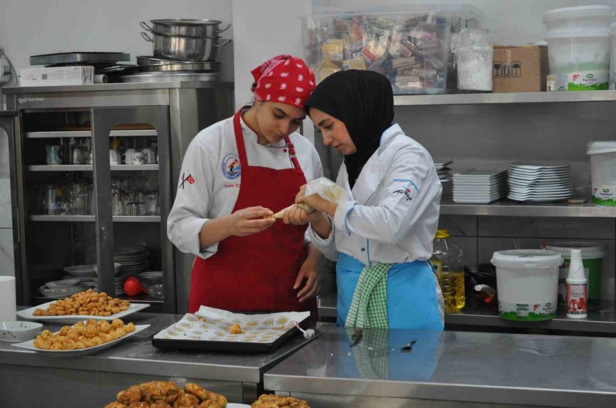 Öğrencilerin Yaptığı Yemekler Diğer Okullardaki Kardeşlerine Gidiyor