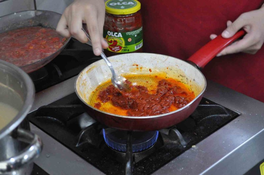 Öğrencilerin Yaptığı Yemekler Diğer Okullardaki Kardeşlerine Gidiyor