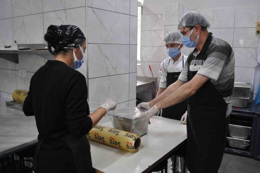 Öğrencilerin Yaptığı Yemekler Diğer Okullardaki Kardeşlerine Gidiyor