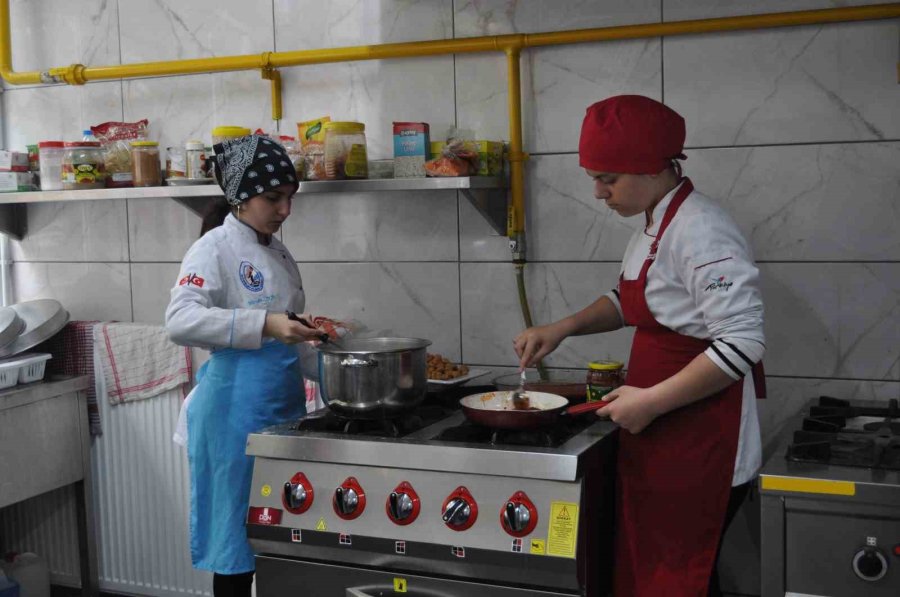 Öğrencilerin Yaptığı Yemekler Diğer Okullardaki Kardeşlerine Gidiyor