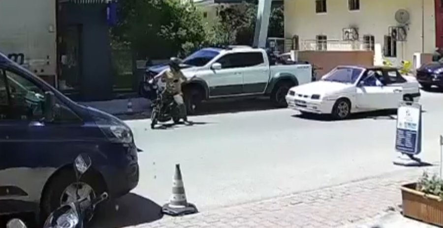 Hırsızdan “yok Artık” Dedirten Davranış: Trafikte Kavga Eden Adamın Motosikletini Çaldı