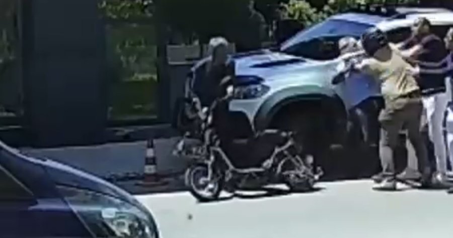 Hırsızdan “yok Artık” Dedirten Davranış: Trafikte Kavga Eden Adamın Motosikletini Çaldı