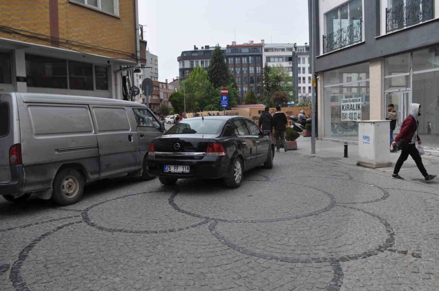 Ara Sokaklarda Trafik Kurallarına Uymayan Sürücüler Tehlike Saçıyor