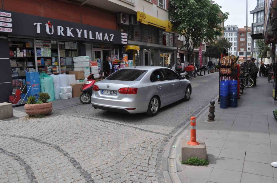 Ara Sokaklarda Trafik Kurallarına Uymayan Sürücüler Tehlike Saçıyor