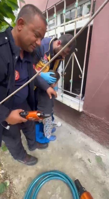 Kafası Demir Korkuluklara Sıkışan Çocuk Kurtarıldı