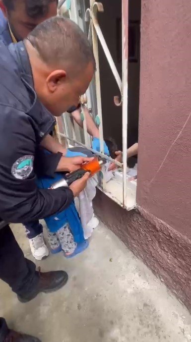 Kafası Demir Korkuluklara Sıkışan Çocuk Kurtarıldı