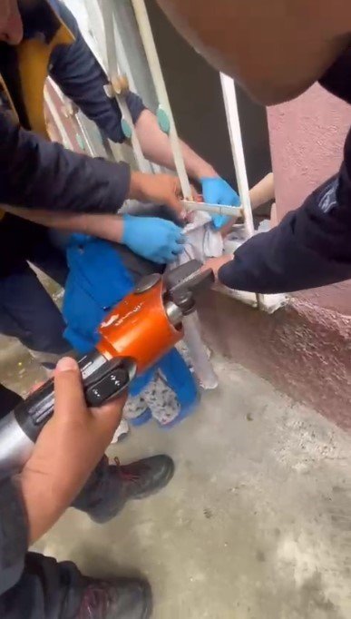 Kafası Demir Korkuluklara Sıkışan Çocuk Kurtarıldı