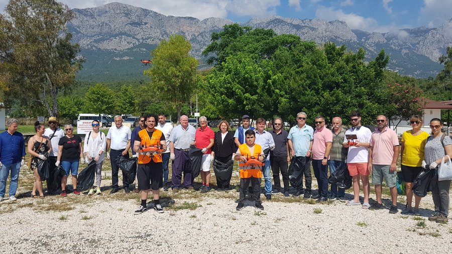 Sahildeki Çöpler Dronla Toplandı