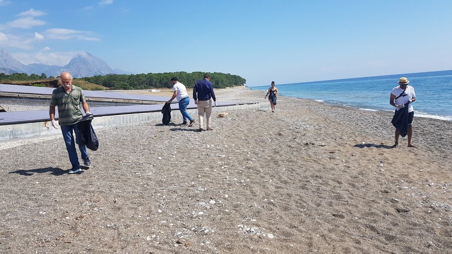 Sahildeki Çöpler Dronla Toplandı