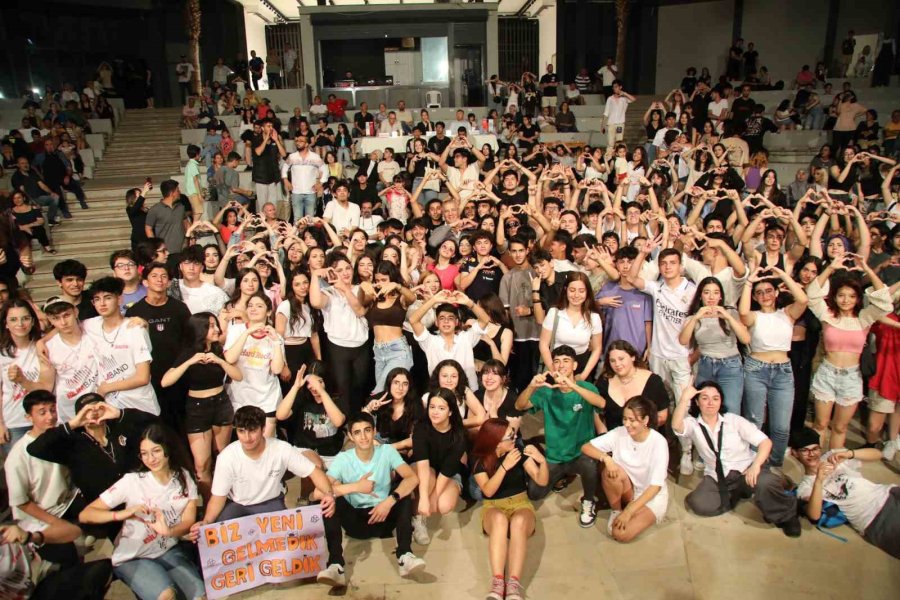 Liseler Şarkılarıyla Yarıştı