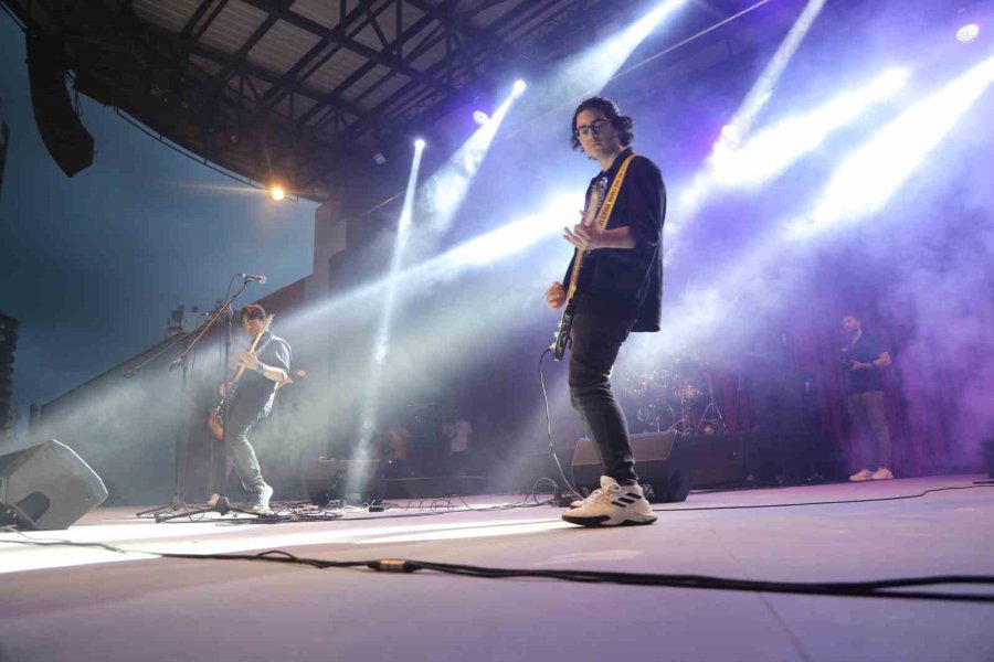 Liseler Şarkılarıyla Yarıştı