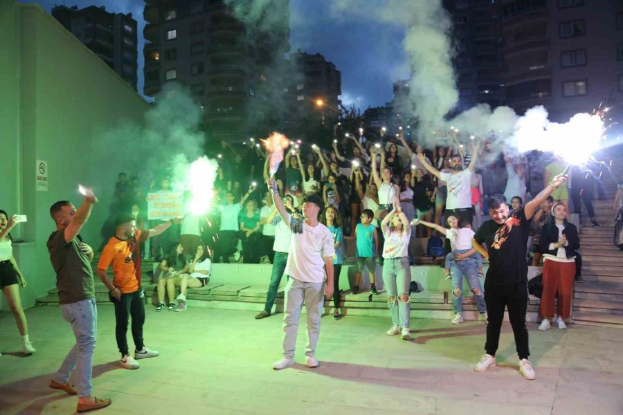 Liseler Şarkılarıyla Yarıştı