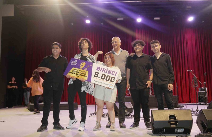 Liseler Şarkılarıyla Yarıştı