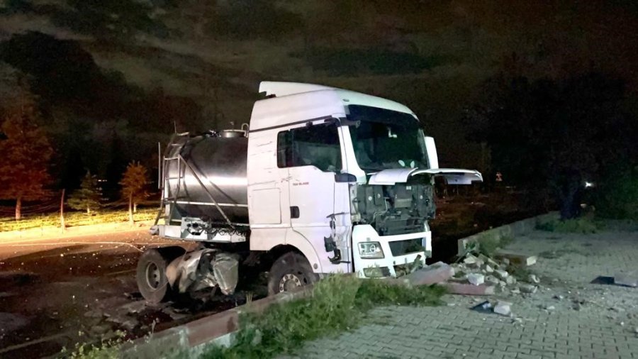 Refüje Çarpan Süt Tankeri Alev Aldı