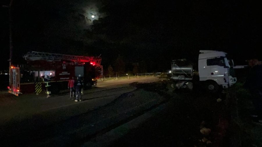 Refüje Çarpan Süt Tankeri Alev Aldı