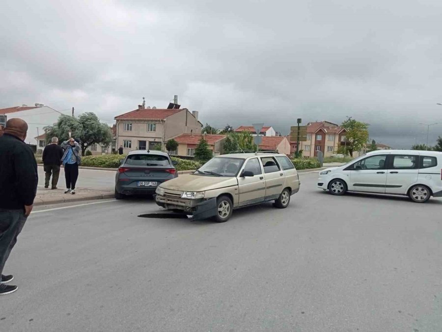 Eskişehir’de İki Otomobil Çarpıştı