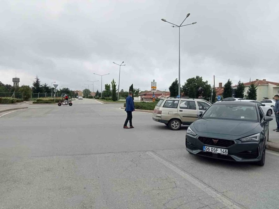 Eskişehir’de İki Otomobil Çarpıştı