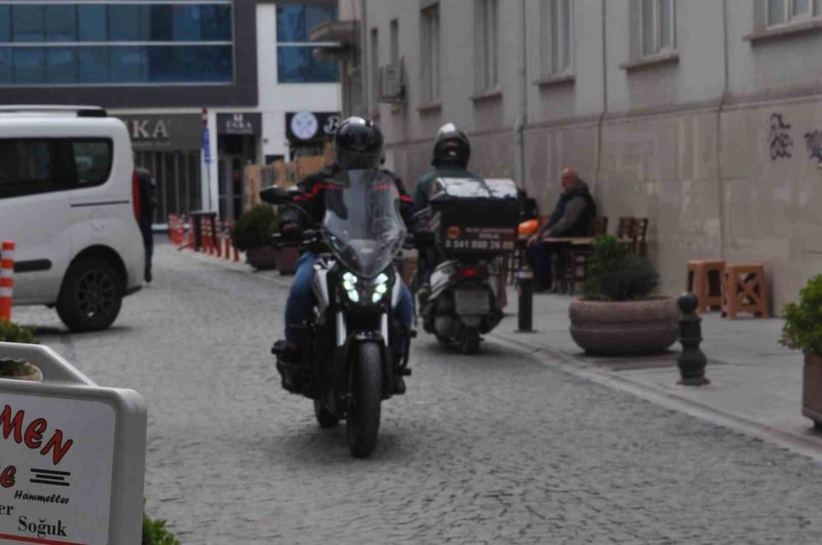 Ara Sokaklarda Trafik Kurallarına Uymayan Sürücüler Tehlike Saçıyor