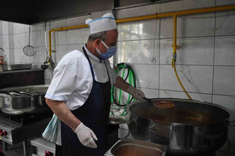 Öğrencilerin Yaptığı Yemekler Diğer Okullardaki Kardeşlerine Gidiyor