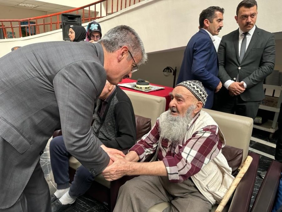 Çopuroğlu’ndan Huzurevi Ziyareti