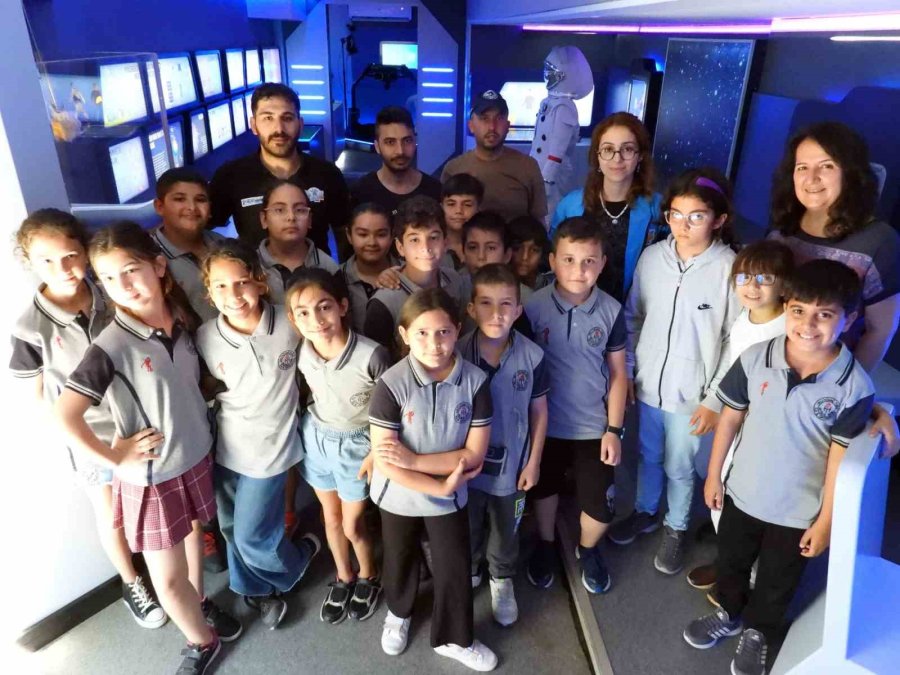 Kepez’in Mobil Bilim Tırı Okullarda