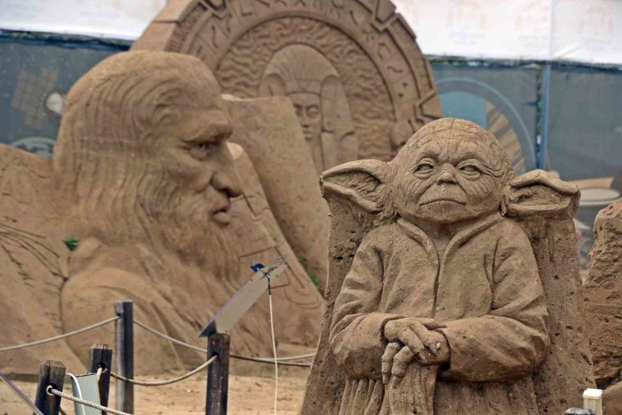 Antalya’da 10 Bin Ton Kum Kullanarak 25 Heykeltıraş Onlarca Heykel Yaptı