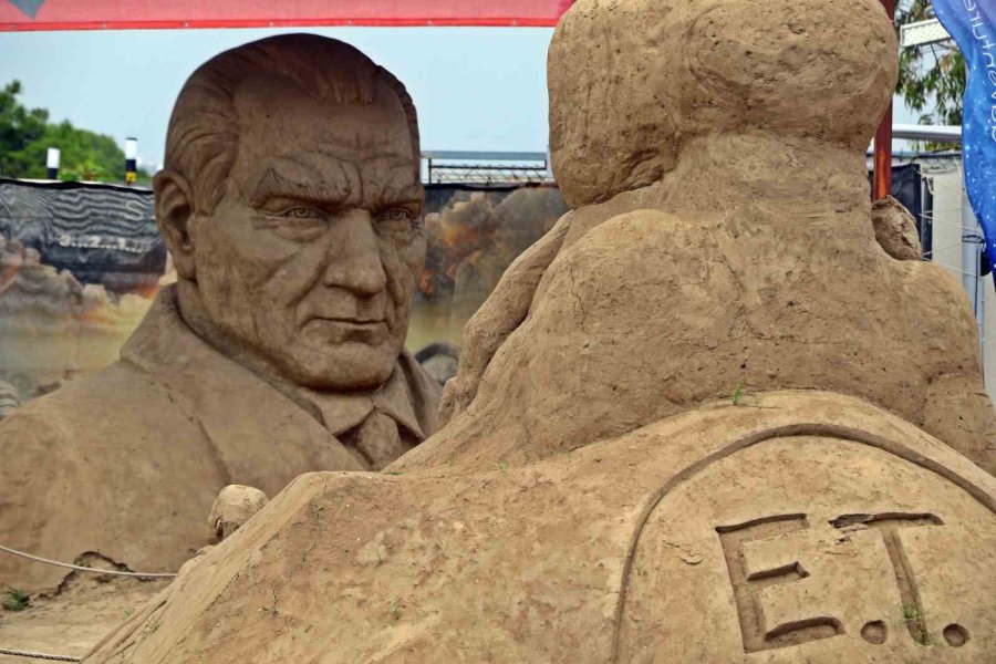 Antalya’da 10 Bin Ton Kum Kullanarak 25 Heykeltıraş Onlarca Heykel Yaptı