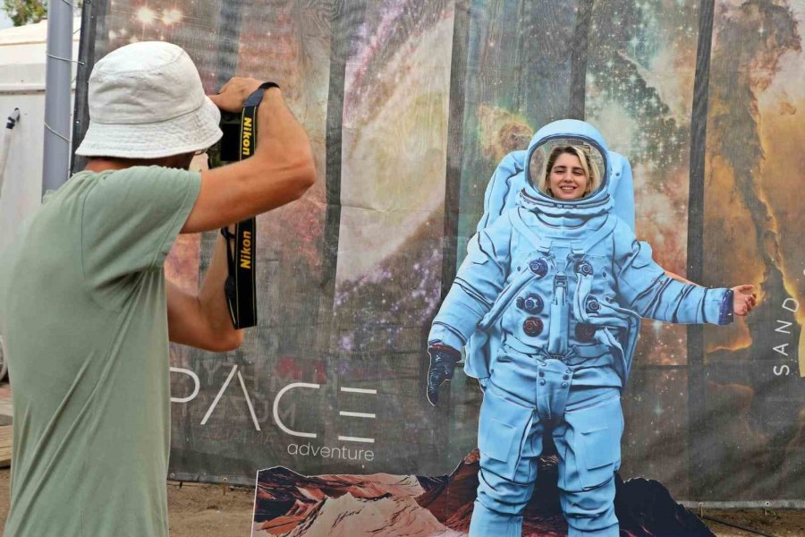 Antalya’da 10 Bin Ton Kum Kullanarak 25 Heykeltıraş Onlarca Heykel Yaptı