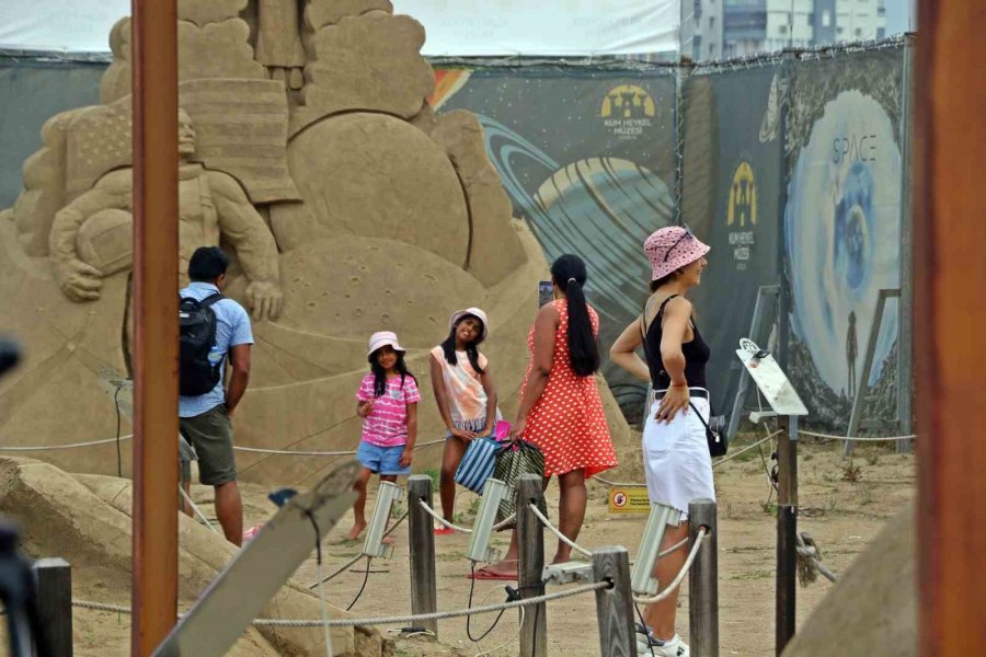 Antalya’da 10 Bin Ton Kum Kullanarak 25 Heykeltıraş Onlarca Heykel Yaptı