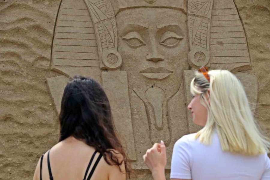 Antalya’da 10 Bin Ton Kum Kullanarak 25 Heykeltıraş Onlarca Heykel Yaptı