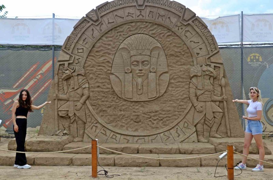 Antalya’da 10 Bin Ton Kum Kullanarak 25 Heykeltıraş Onlarca Heykel Yaptı