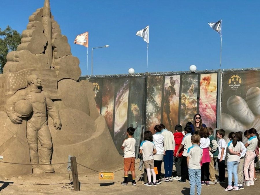 Antalya’da 10 Bin Ton Kum Kullanarak 25 Heykeltıraş Onlarca Heykel Yaptı