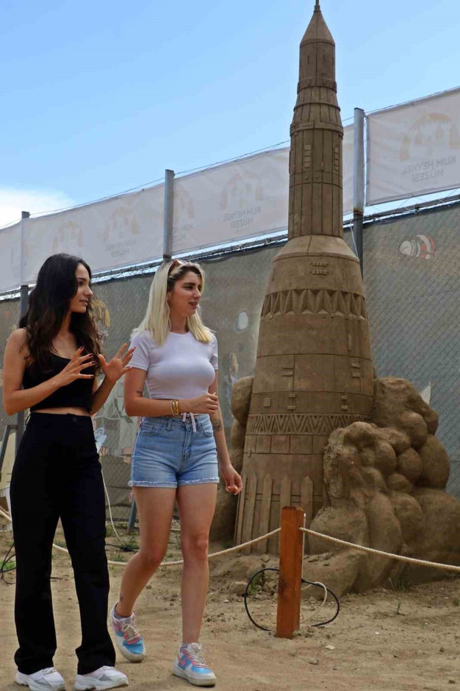 Antalya’da 10 Bin Ton Kum Kullanarak 25 Heykeltıraş Onlarca Heykel Yaptı