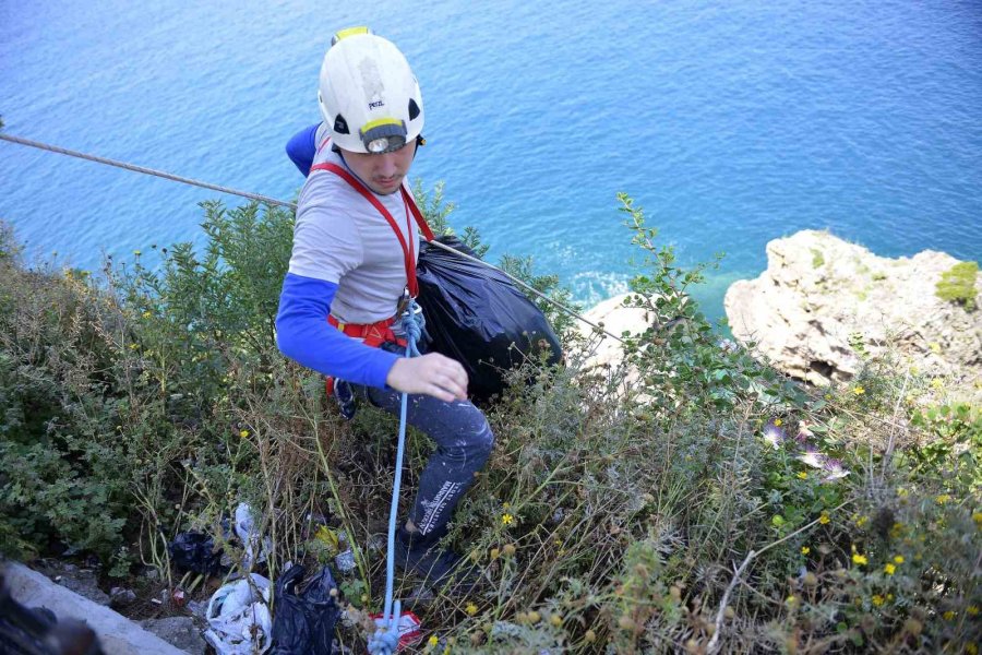40 Metreyi Bulan Falezlerde Halatla Aşağı Sarkıp Kilolarca Çöp Topladılar