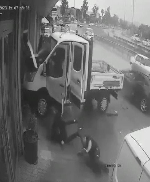 Akü Değiştirken Bir Anda Yola Savruldular, O Anlar Kamerada