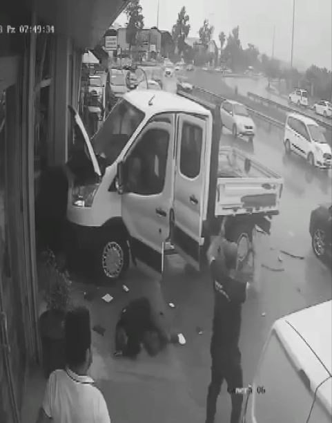 Akü Değiştirken Bir Anda Yola Savruldular, O Anlar Kamerada