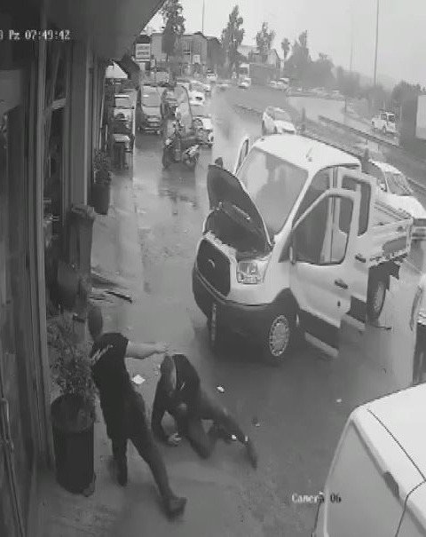 Akü Değiştirken Bir Anda Yola Savruldular, O Anlar Kamerada