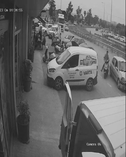 Akü Değiştirken Bir Anda Yola Savruldular, O Anlar Kamerada