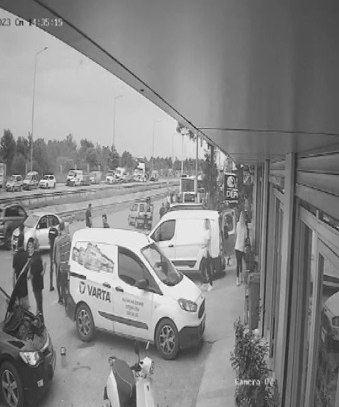 Akü Değiştirken Bir Anda Yola Savruldular, O Anlar Kamerada