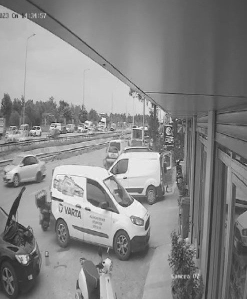 Akü Değiştirken Bir Anda Yola Savruldular, O Anlar Kamerada