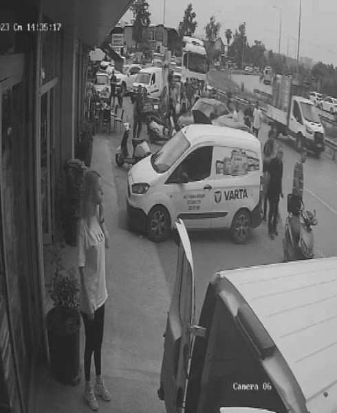 Akü Değiştirken Bir Anda Yola Savruldular, O Anlar Kamerada